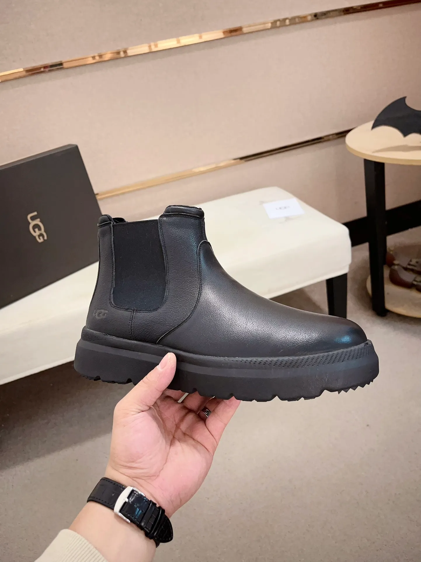 Men's shoes💰: 600💰(high-end goods) UGG❄️❄️Latest model 1:1⃣️quality, fabric: high-end quality first-layer cowhide imported from Europe. Lining: wool lining, sole: pure imported rubber foam outsole. ❤️High-end goods, fine workmanship, trendy and fashionable. The fit is very classy. If you know the goods, you will definitely not be able to refuse😍😍Code number: 41-45. Can be customized 46.47.